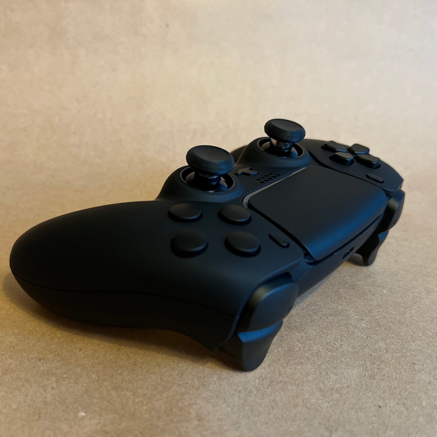 Custom PS5 Controller Stealth Black with Gulikit TMR joysticks - Stealth White